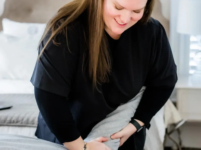 Physical therapist providing hands-on treatment to calm acute pain